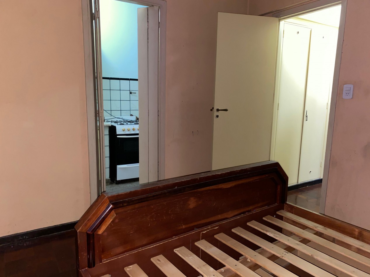 Oportunidad en Casco Historico VENTA - 3 Ambientes a Reciclar con Patio