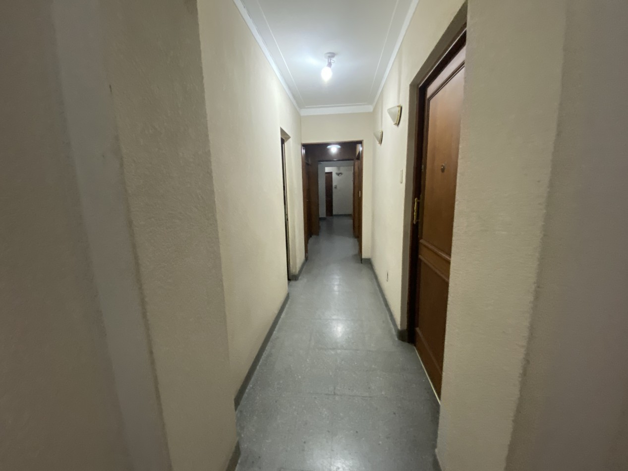 Oportunidad en Casco Historico VENTA - 3 Ambientes a Reciclar con Patio